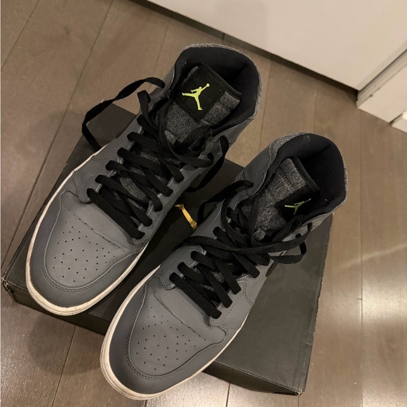 Air Jordan Men's 1 Retro Hugh Top Black and Gray Sneakers - Picture 15 of 16